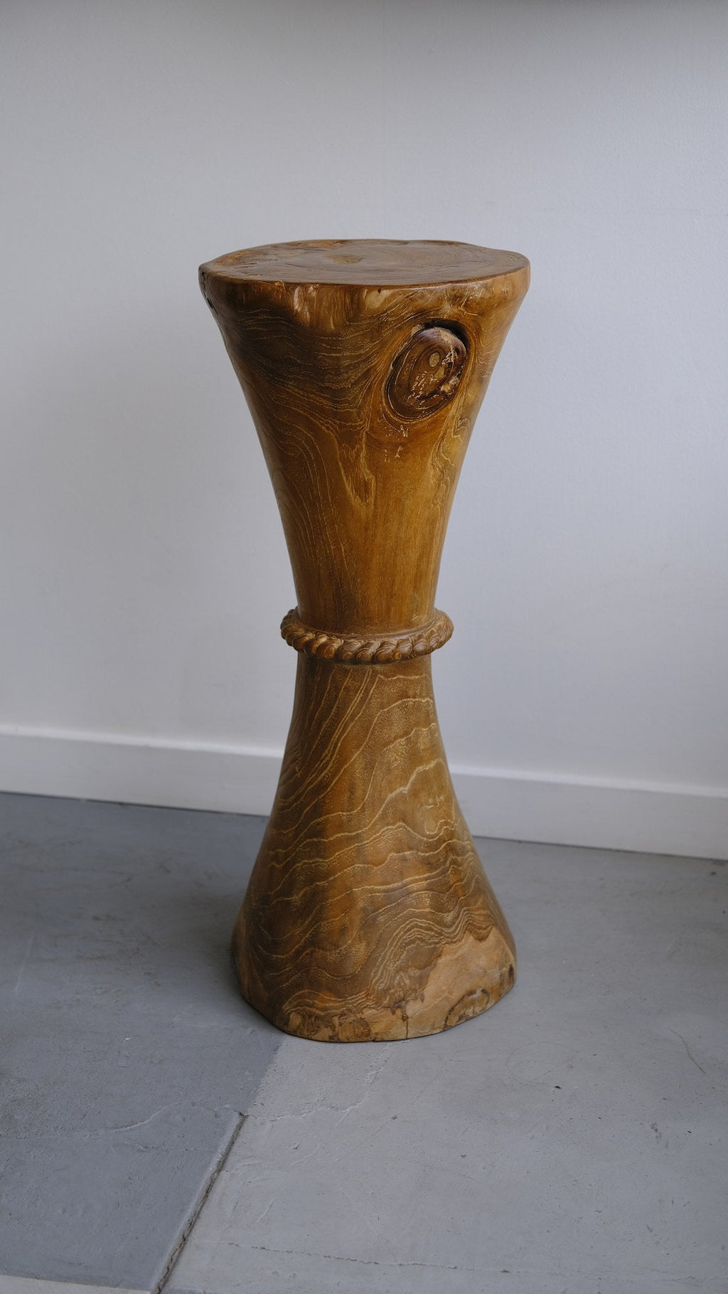 Pedestal with hand-carved rope detail, aged teak wood - Hand and Ember