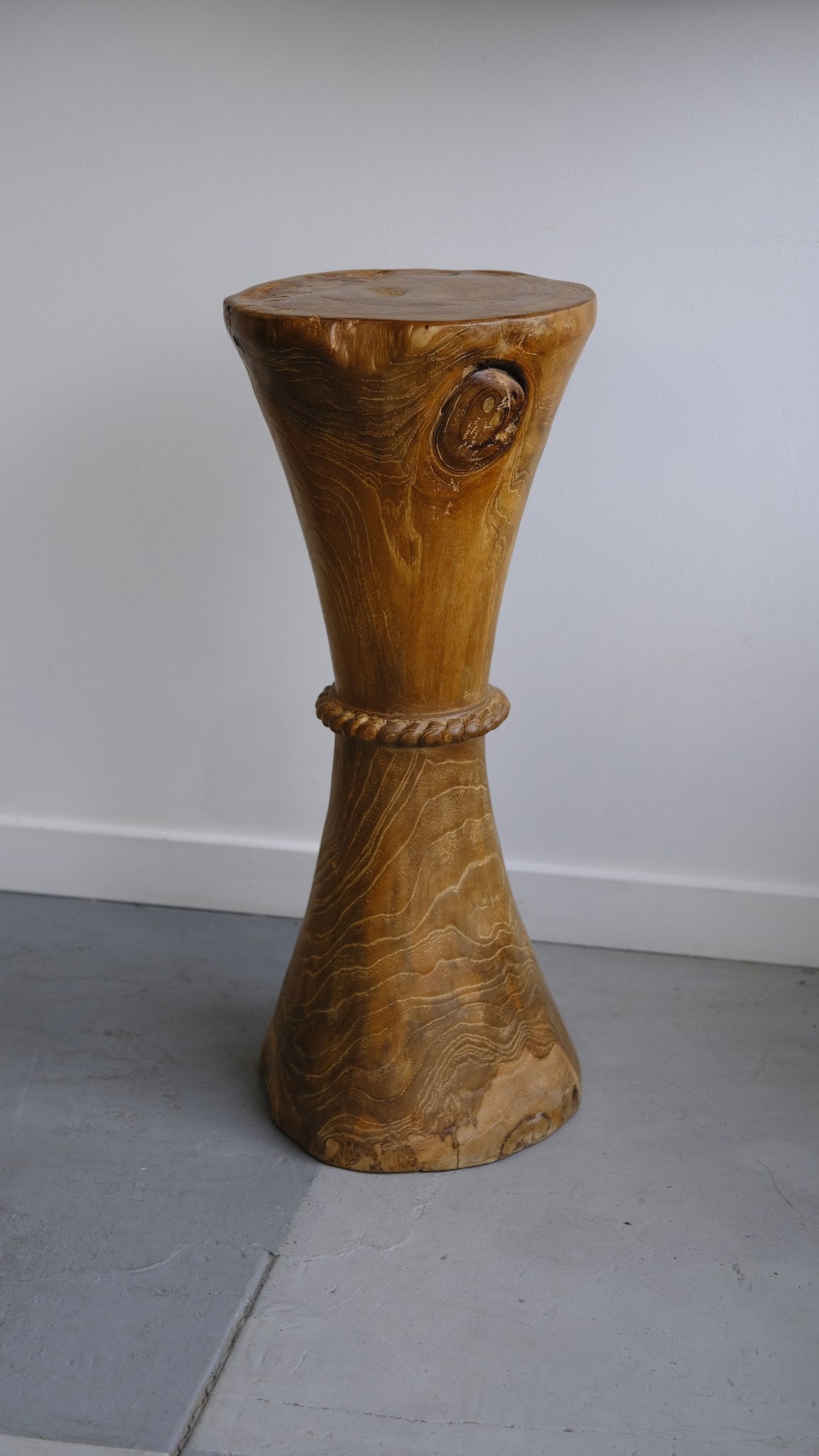 Pedestal with hand-carved rope detail, aged teak wood - Hand and Ember