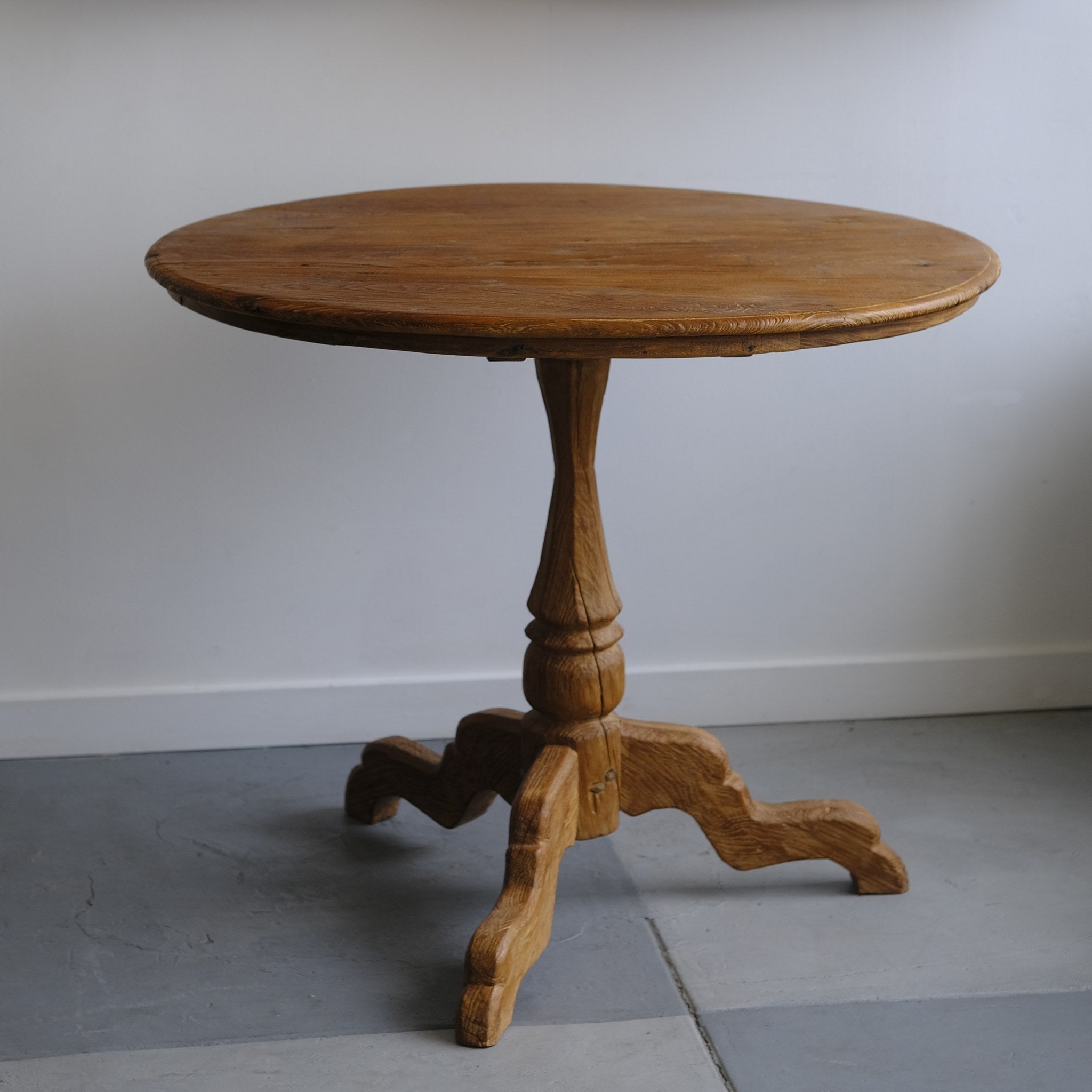 Round table, aged teak wood - Hand and Ember