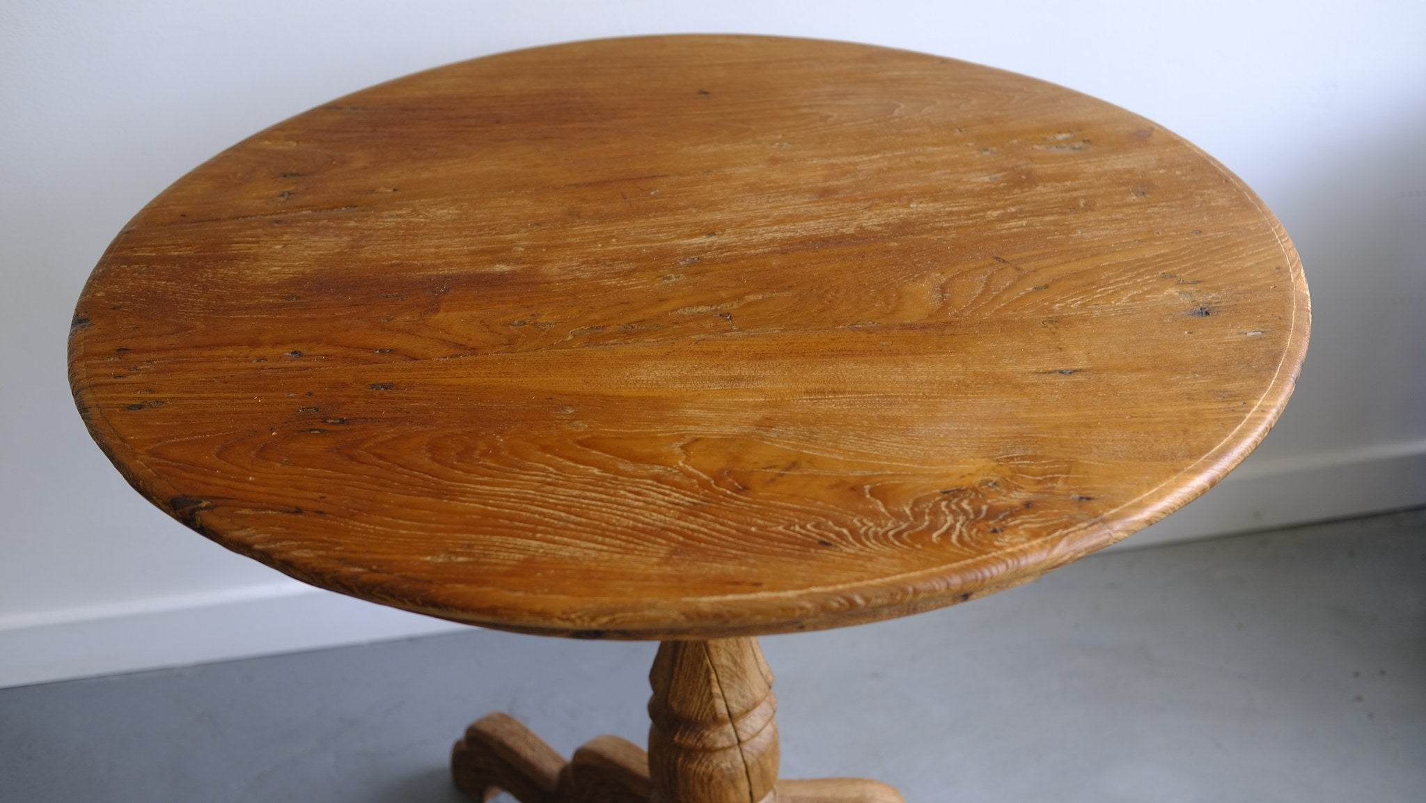 Round table, aged teak wood - Hand and Ember