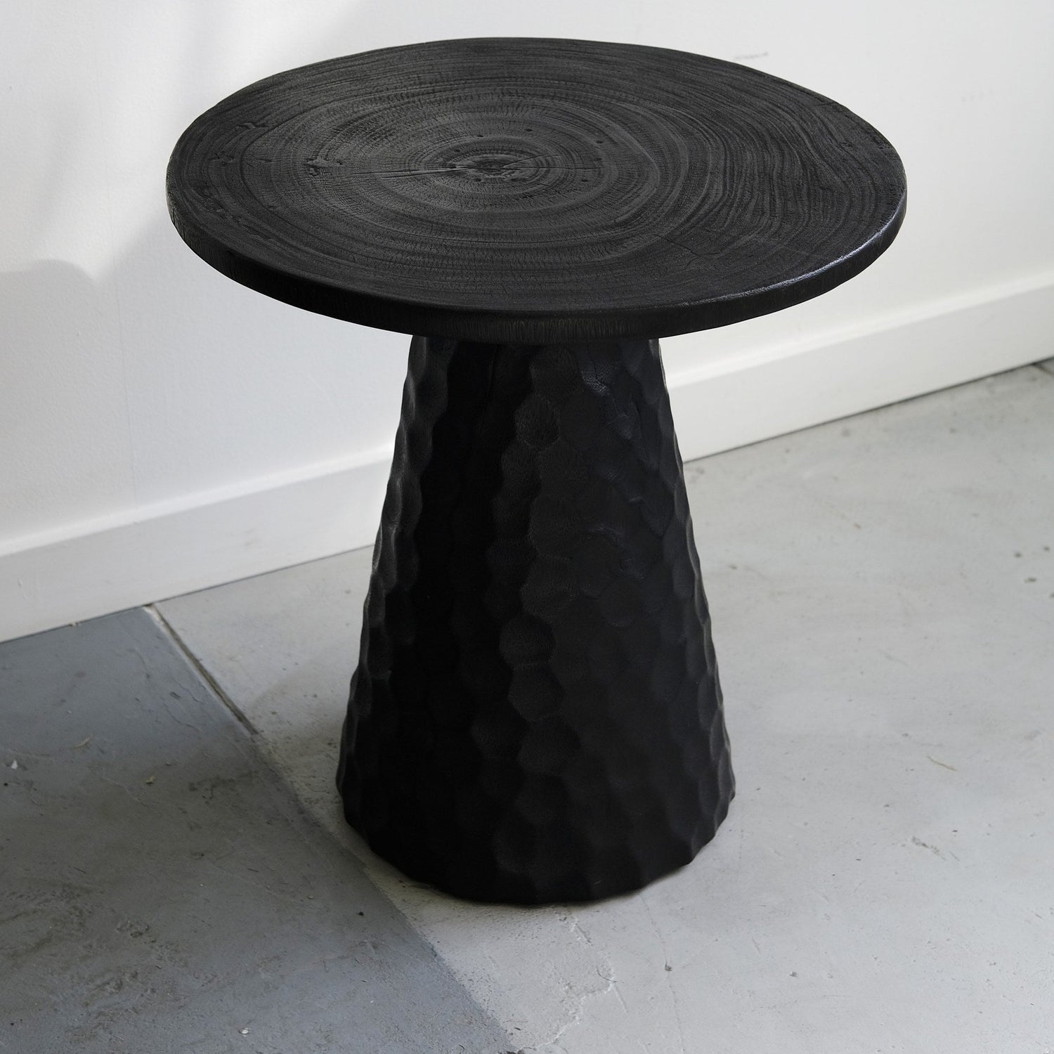 Textured umbrella table, charred suar wood - Hand and Ember