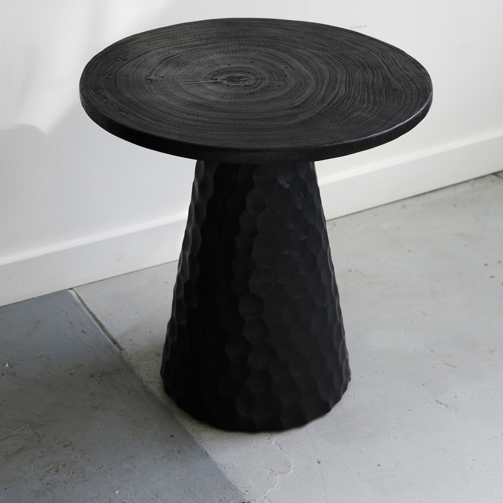 Textured umbrella table, charred suar wood - Hand and Ember